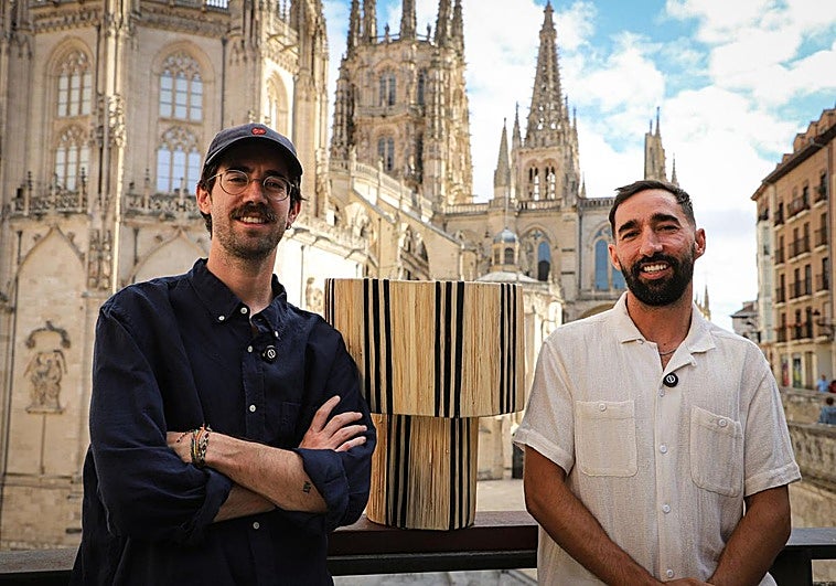 David y Pablo, emprendedores burgaleses, junto a su lámpara Levante de la marca Brisa