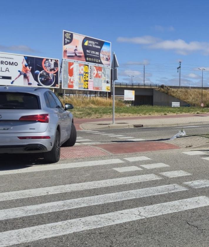 Imagen secundaria 2 - Los coches tenían que emplear la mediana y el paso de cebra para poder continuar la marcha sin atravesar la gasolinera, ya que no hay más indicaciones.