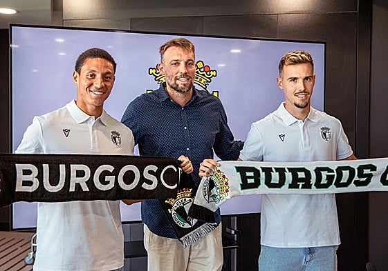 Michu, entre Mateo Mejía y Sergio Goznález, los últimos fichajes del Burgos CF.
