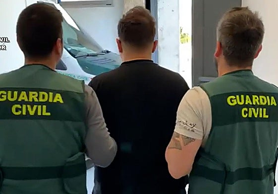 Momento de la detención de uno de los dos hombres en la Operación Merlín.