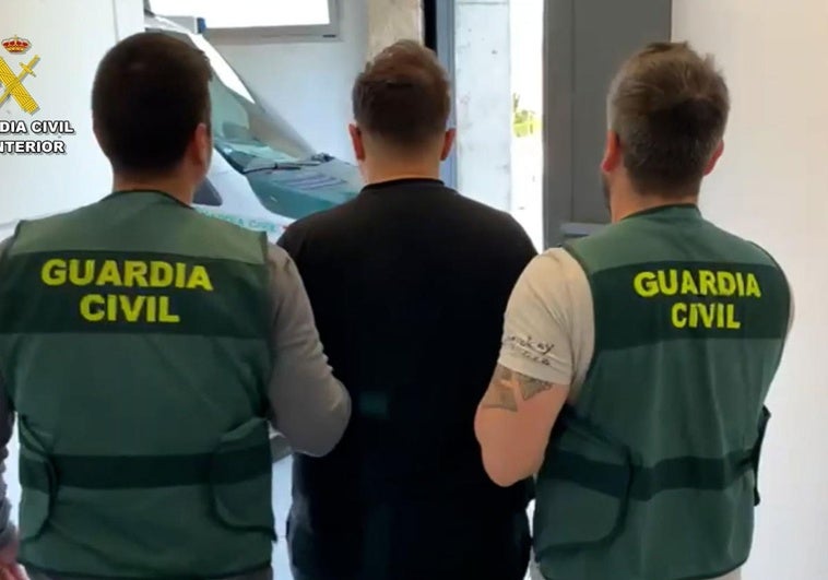 Momento de la detención de uno de los dos hombres en la Operación Merlín.