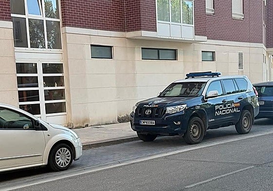 Dispositivo policial frente al portal donde detuvieron a dos personas por posesión de drogas en una vivienda.