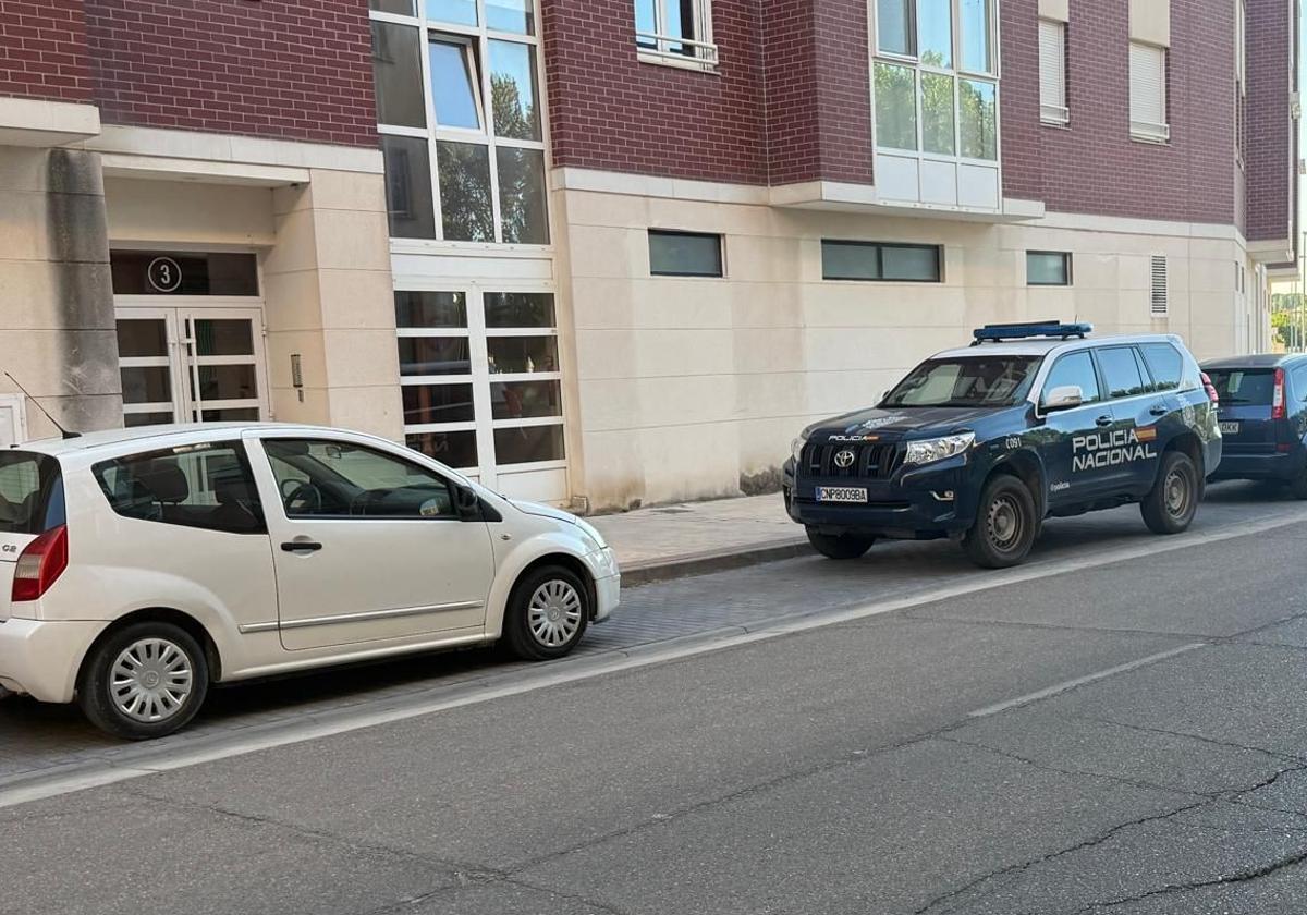 Dispositivo policial frente al portal donde detuvieron a dos personas por posesión de drogas en una vivienda.