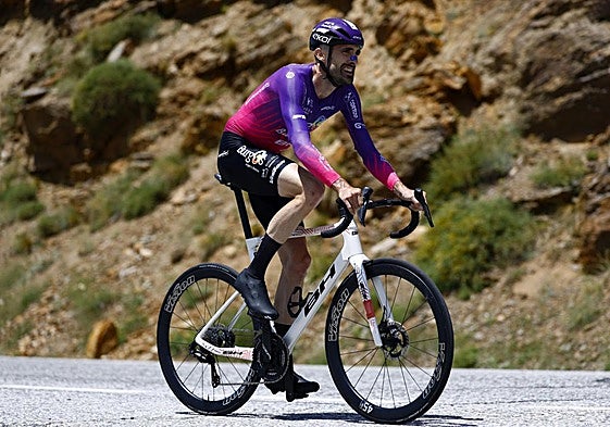 Ander Okamika será uno de los ciclistas a seguir en la clásica vasca.Foto: Luis Ángel Gómez / Sprint Cycling Agenc.
