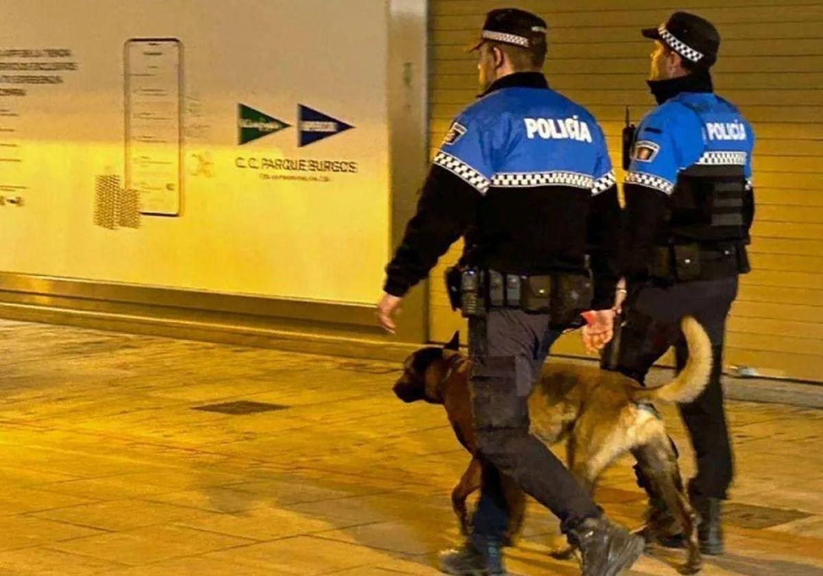 Imagen de archivo de dos agentes de la Policía Local de Burgos