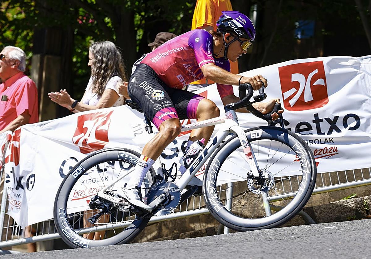 Daniel Cavia asciende el muro de Arkotxa en Getxo.