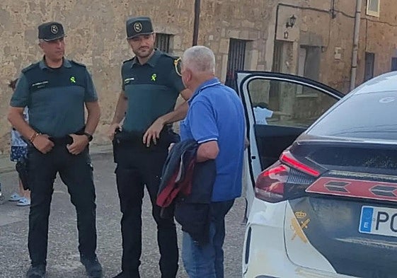 La Guardia Civil con el hombre localizado en Burgos.