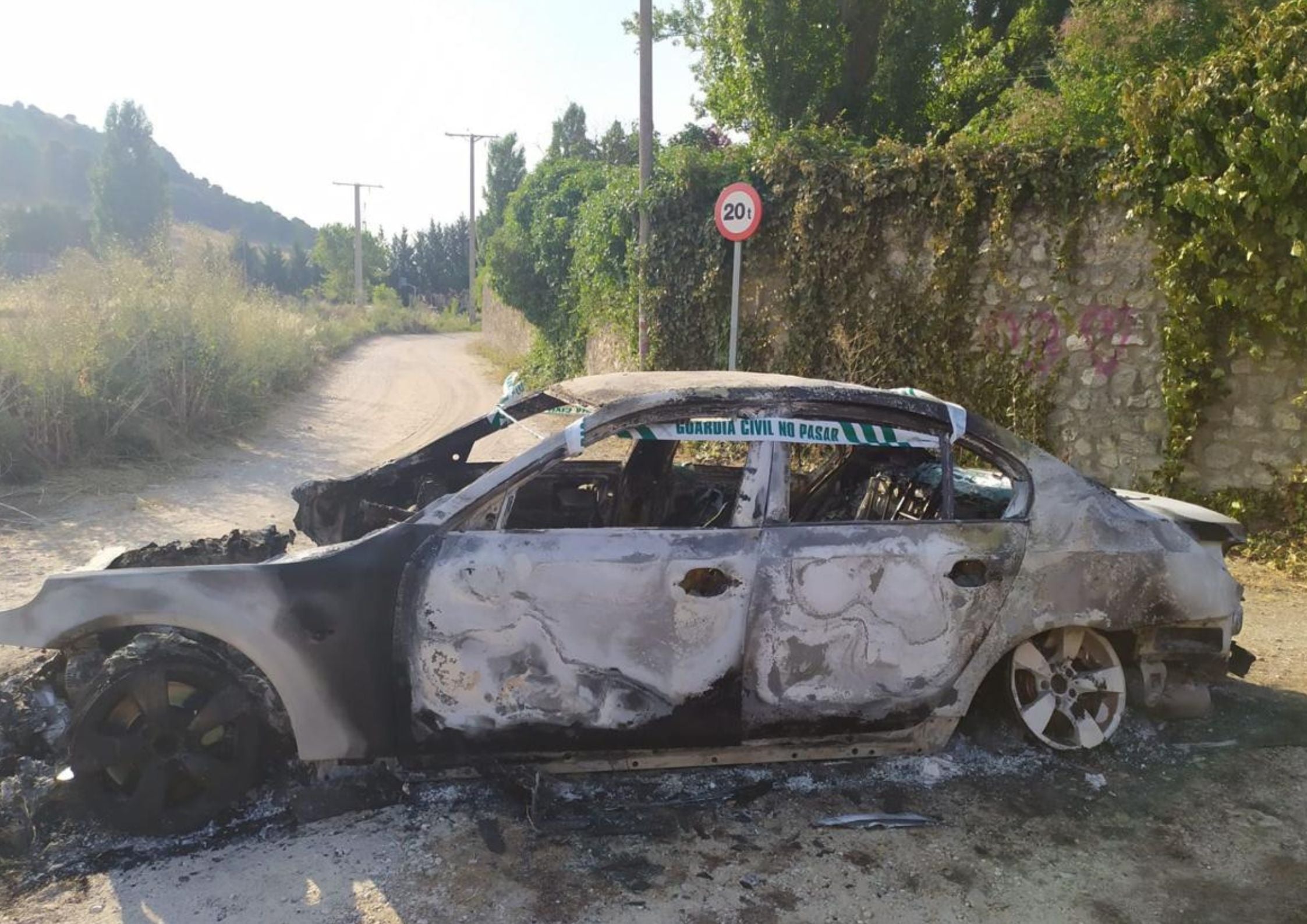 Estado en el que encontraron el BMW en un camino de la localidad de Corcos.