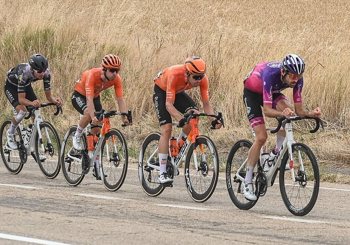 Okamika, al frente del grupo de fugados.