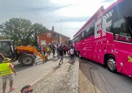 Dos tractores del pueblo han intentado socorrer al autobús.