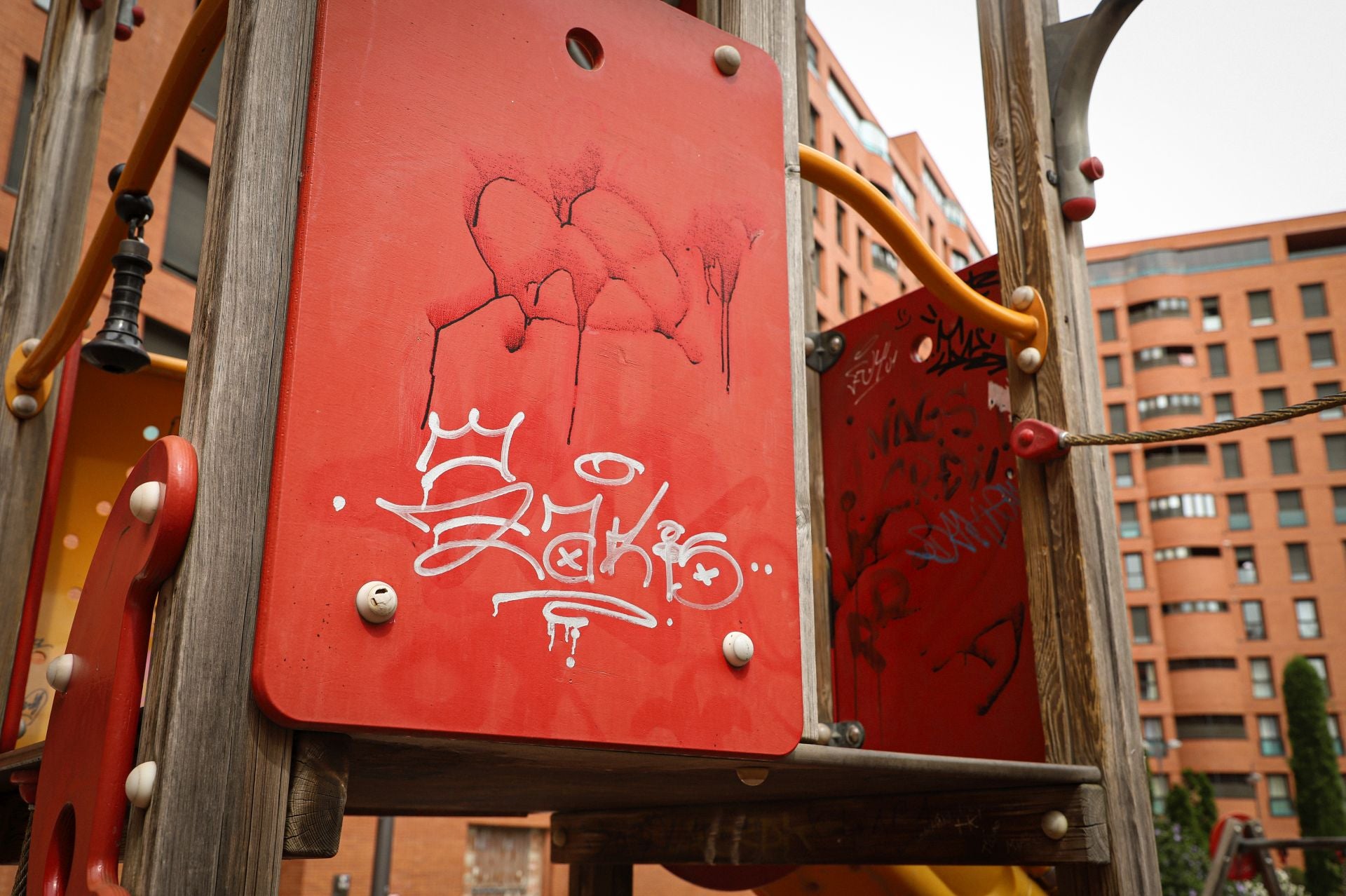 Todas las imágenes del parque infantil descuidado de Burgos que preocupa a los vecinos