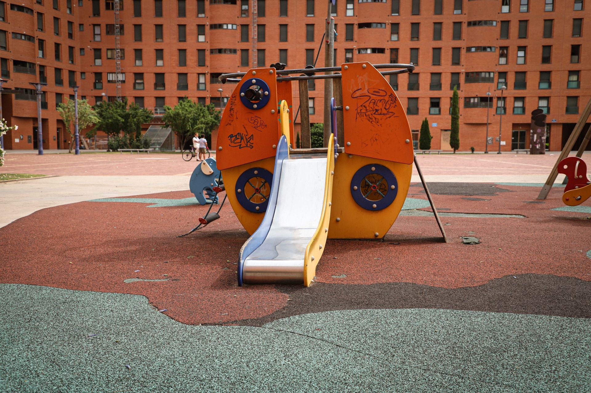 Todas las imágenes del parque infantil descuidado de Burgos que preocupa a los vecinos
