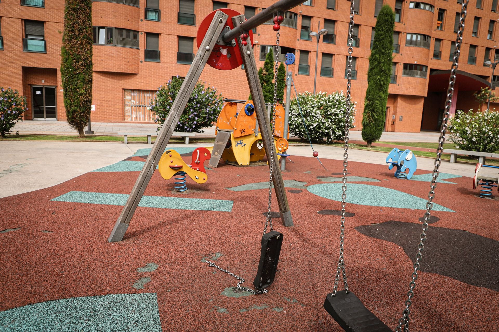 Todas las imágenes del parque infantil descuidado de Burgos que preocupa a los vecinos