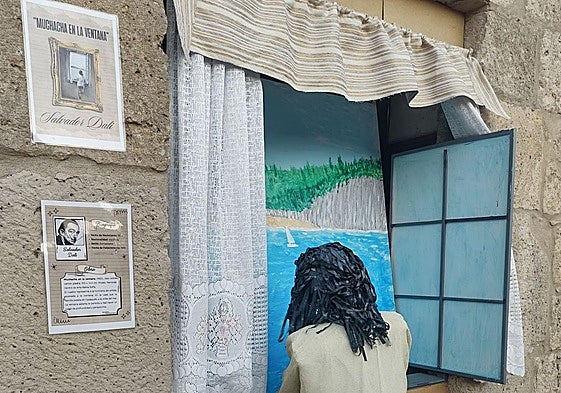 Representación de «Muchacha en la ventana» de Salvador Dalí en Olmillos de Sasamon