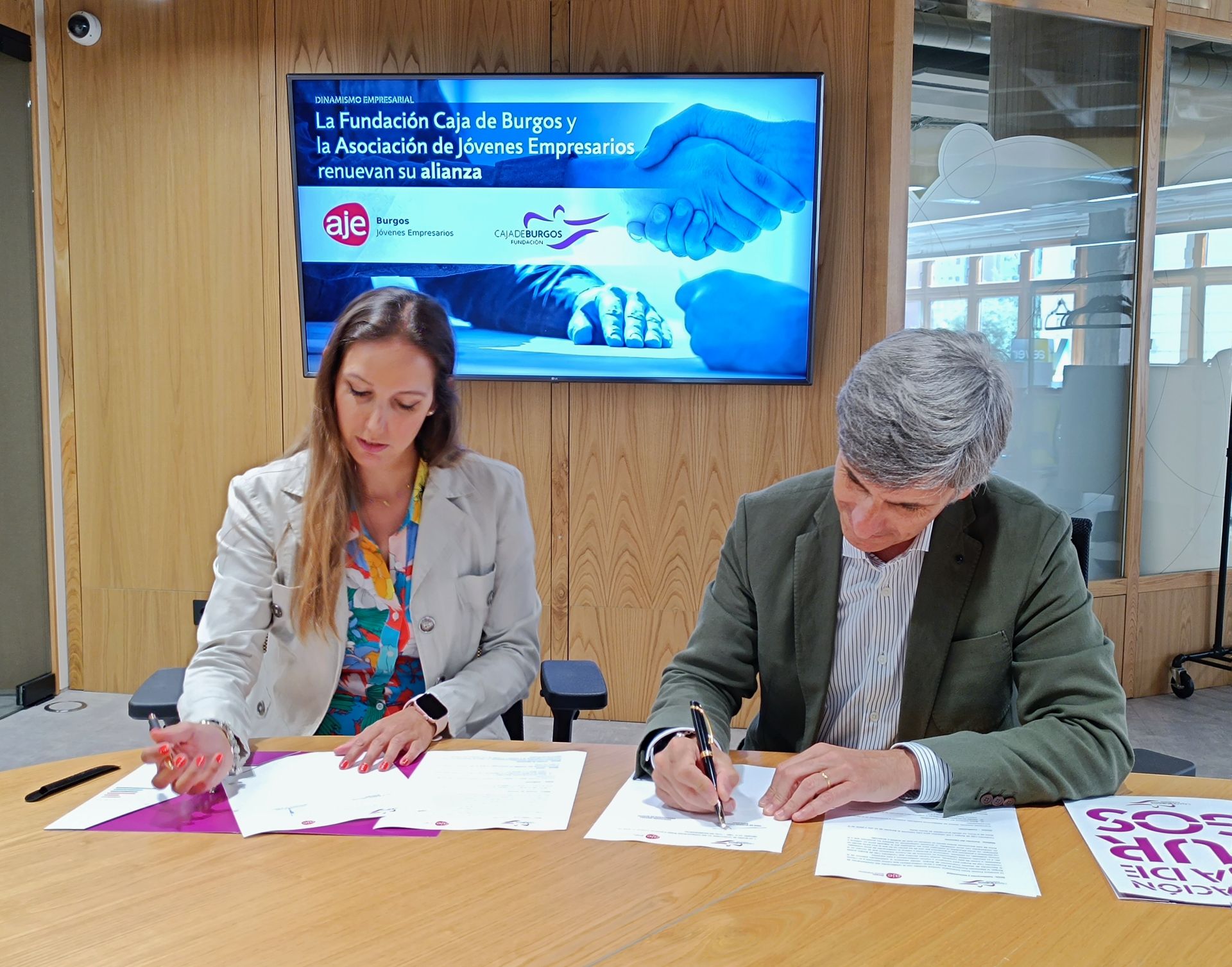 Firma del convenio entre Javier Cuasante, responsable del Área de Dinamismo Empresarial, y Lucía Echevarrieta, presidenta de AJE.