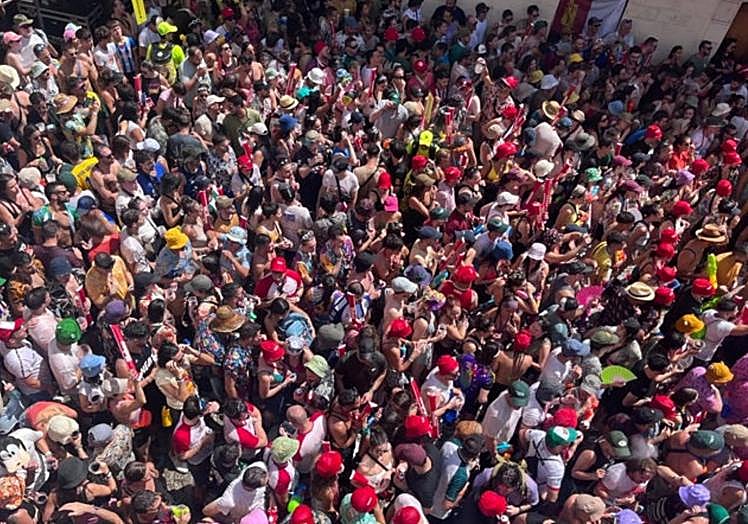 El público abarrota la plaza del Trigo.