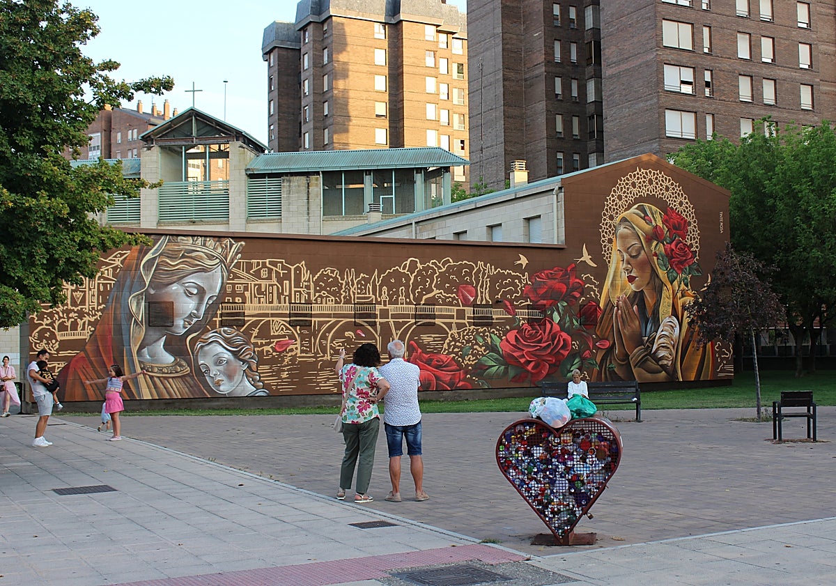 Imagen principal - Multitud de personas se detienen frente al mural