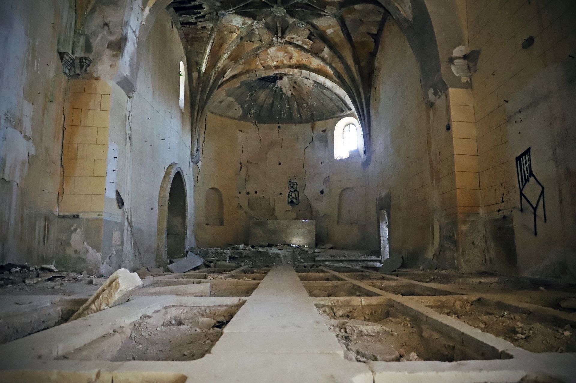 Paseo en imágenes por un pueblo abandonado con tumbas saqueadas de Burgos