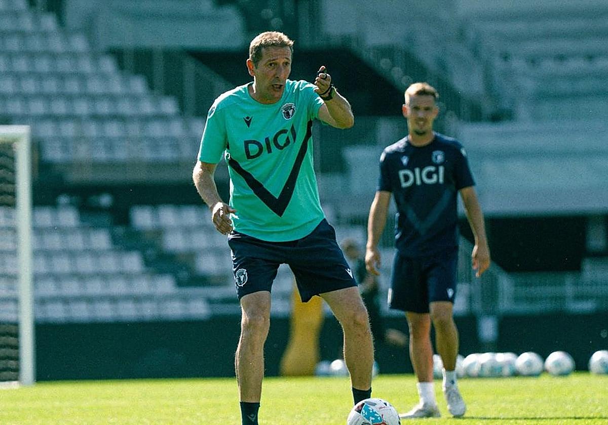 Ramis, dirigiendo un entrenamiento en El Plantío esta semana.