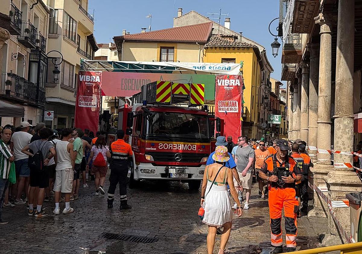 Imagen principal - Los Bomberos de Aranda en la plaza del Trigo durante el Sonorama. 