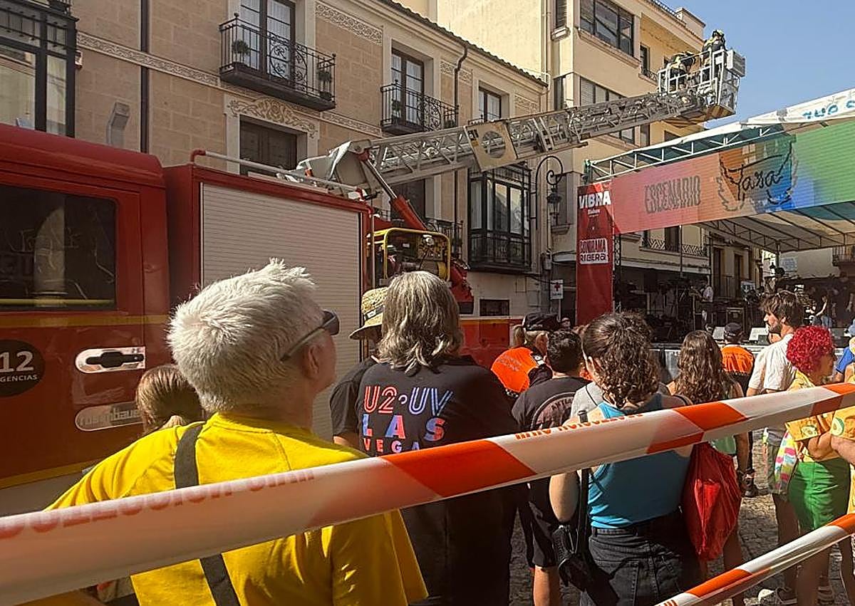 Imagen secundaria 1 - Los Bomberos de Aranda en la plaza del Trigo durante el Sonorama. 
