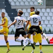 Saul del Cerro y Florian pugnan con dos jugadores del Valladolid un balón aéreo.