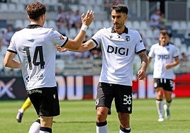 David González e Ivan Chapela celebran el segundo gol del Burgos CF