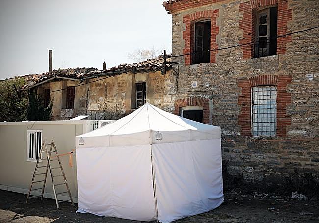 Algo se cuece, o se rueda, en este pueblo deshabitado.