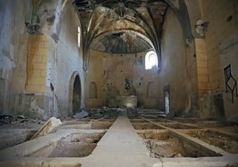 Interior de la iglesia del pueblo abandonado con las tumbas saqueadas.