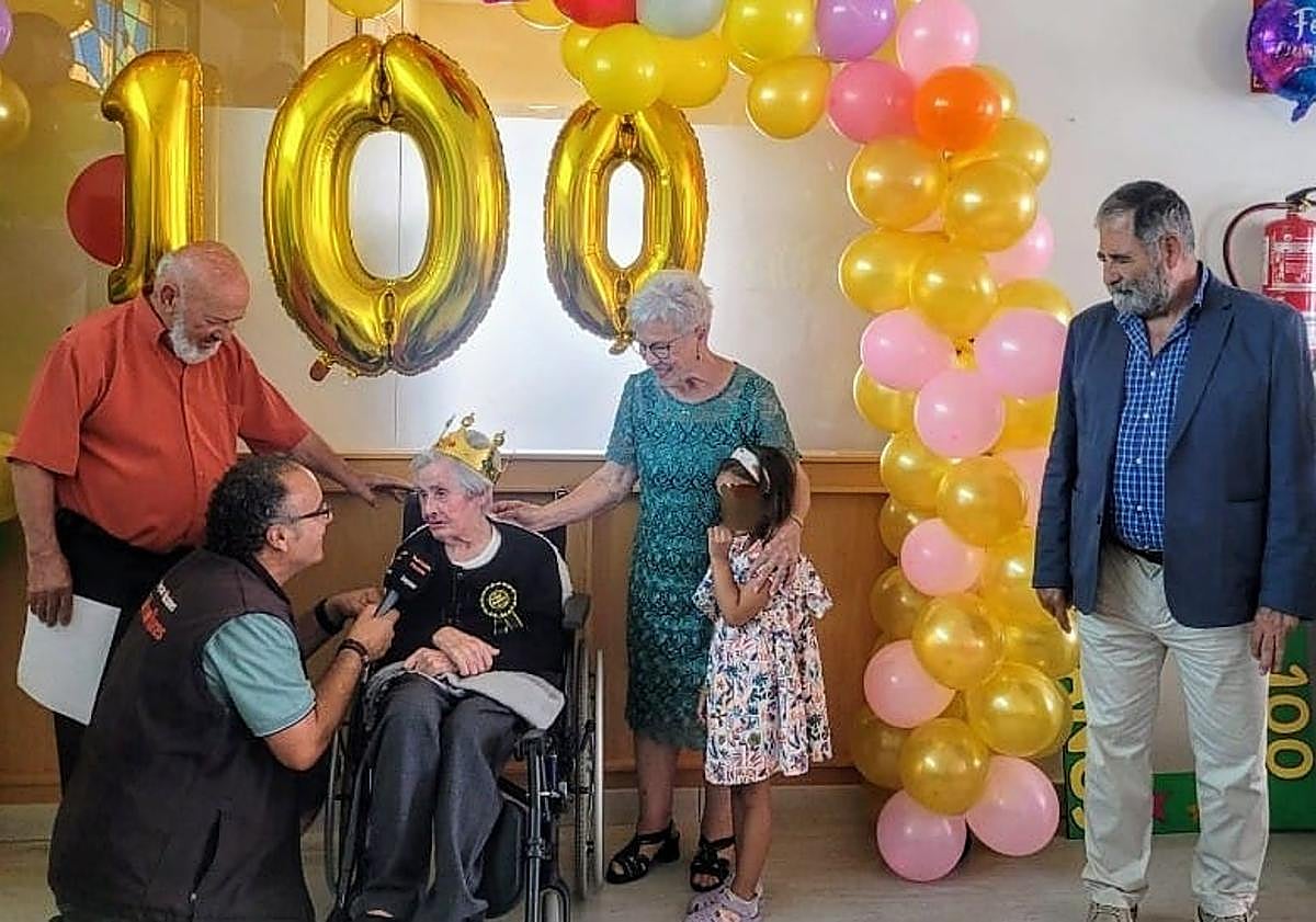 Imagen principal - Celebración de los cien años de nieves en la residencia Río Arlanza de Salas de los Infantes. 