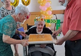 Nieves celebró sus cien años con su familia, sus compañeros de residencia y los trabajadores del centro.