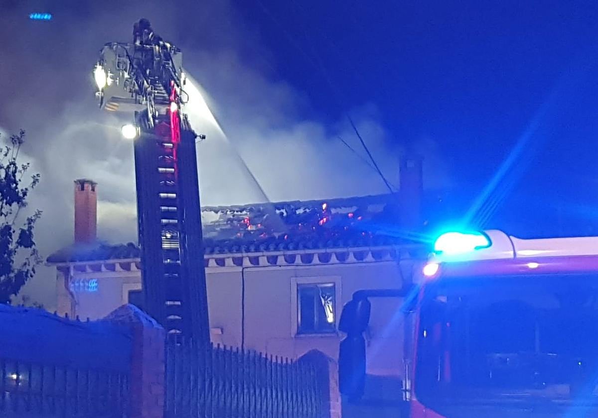 Los Bomberos de Burgos durante la intervención en la casa de Villímar.