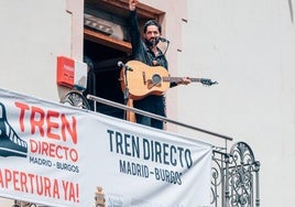 Uno de los carteles en los que se pide la reapertura del Tren Directo Madrid-Burgos.