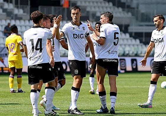 Aitor Córdoba, capitán del Burgos, felicitando a Curro tras marcar un penalti frente al Real Valladolid.