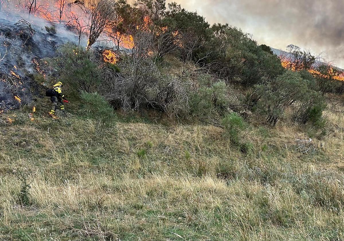 Los brigadistas trabajan en el incendio de Fasgar (León).
