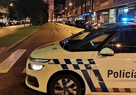 Imagen de archivo de una patrulla de la Policía Local de Burgos.
