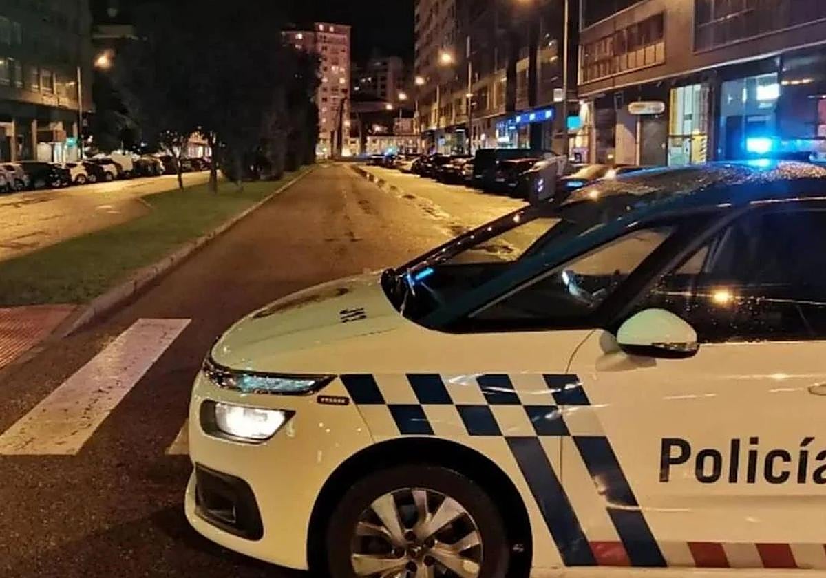 Imagen de archivo de una patrulla de la Policía Local de Burgos.