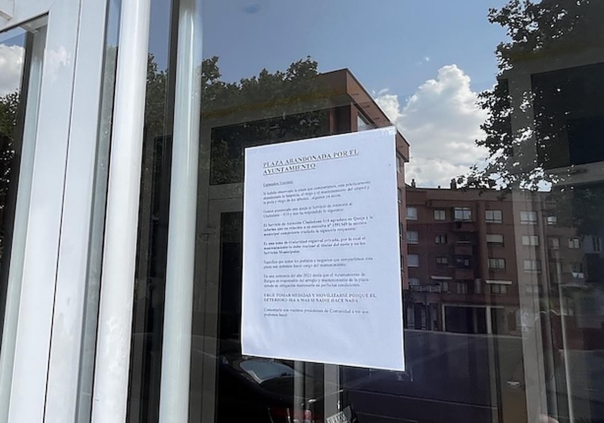 En los portales de una zona de Burgos se reivindica la mejora de la plaza que es particular de uso público.