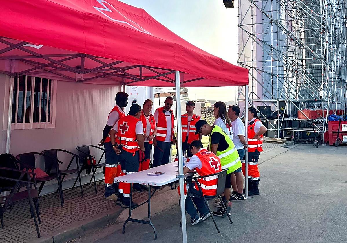 Voluntarios de Cruz Roja establecen el dispositivo de actuación en el Sonorama Ribera.
