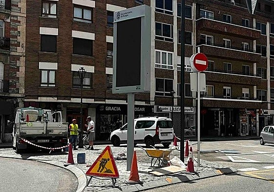 Obras de colocación de paneles en la calle Miranda y Burgense.
