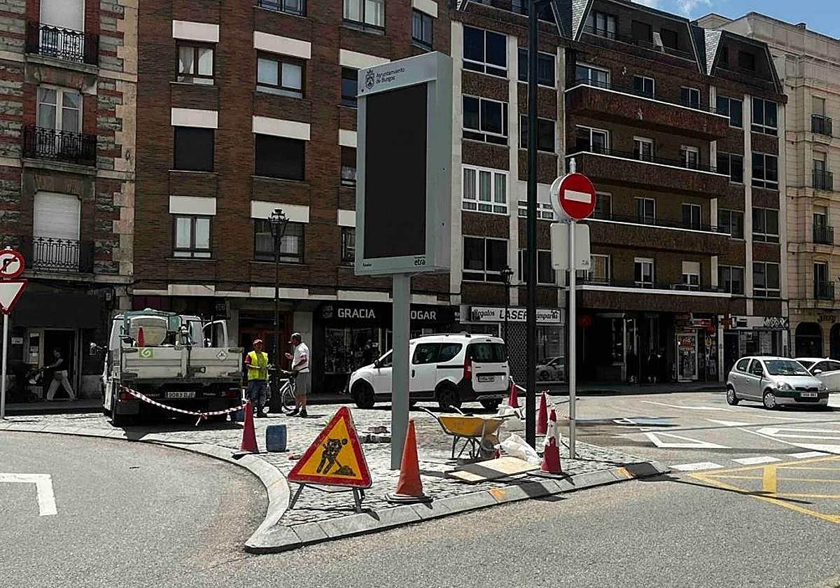 Obras de colocación de paneles en la calle Miranda y Burgense.