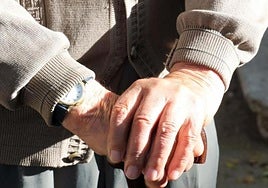 Imagen de archivo de las manos de una persona mayor.