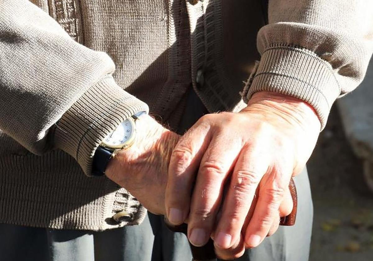 Imagen de archivo de las manos de una persona mayor.