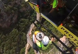 Momento en el que los rescatadores suben a uno de los escaladores de la vía Ferrata de Frías.