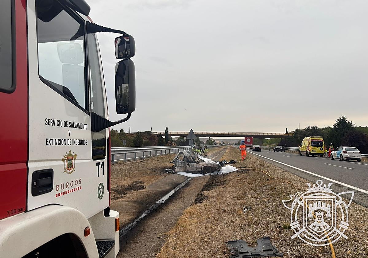 El coche siniestrado ha quedado completamente calcinado.