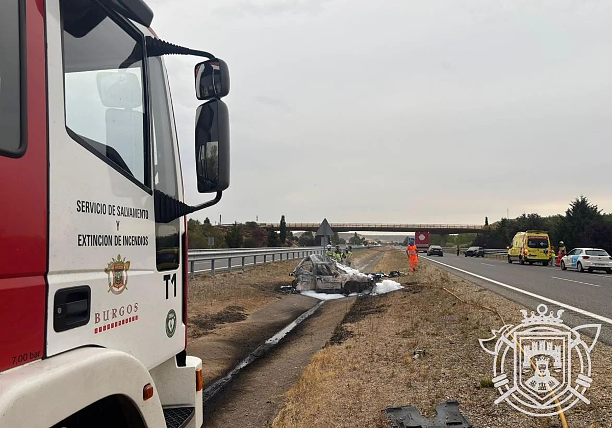 El coche siniestrado ha quedado completamente calcinado