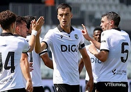 Aitor Córdoba, junto a sus compañeros, en el partido de pretemporada que disputaron en El Plantío frente al Real Valladolid