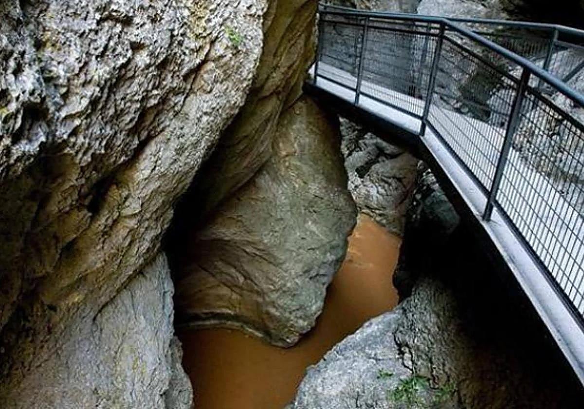 Imagen principal - Imágenes del desfiladero, de Santo Domingo de Silos y del recorrido a seguir.