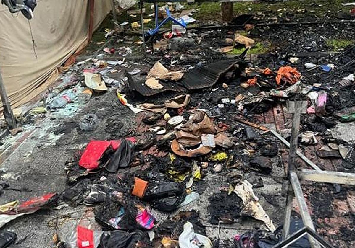 Imagen de los restos del incendio del puesto ambulante.
