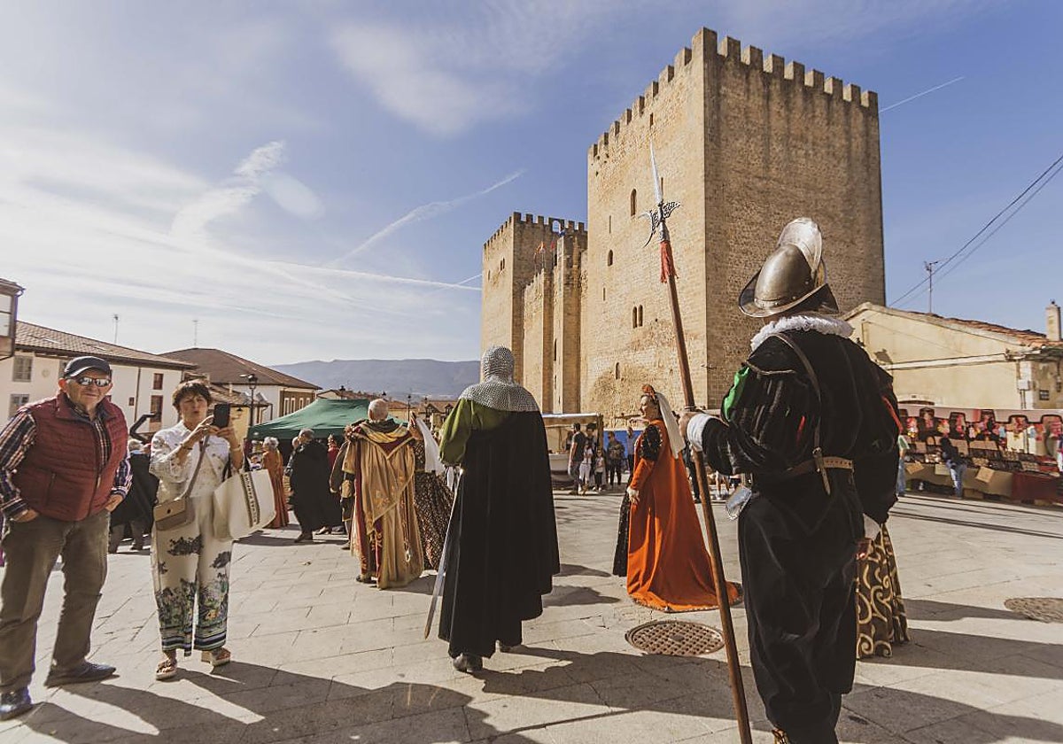 La fiesta de Carlos V en el entorno del Alcázar de Medina.